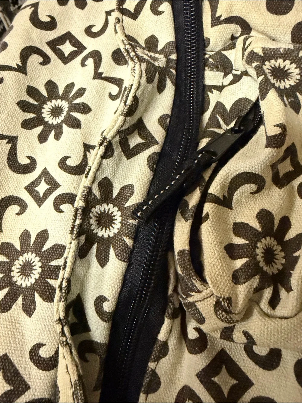 Kavu original rope bag in cream and black floral print.